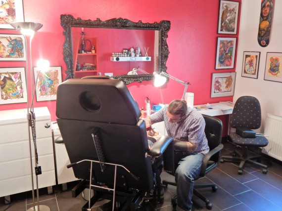 Tattoo-Artist Cypre aus ST.Cruz beim Stechen
