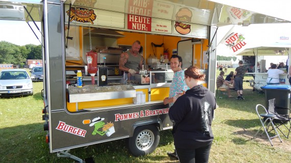 Für einen geilen Hot-Dog steigt selbst Elvis aus dem Grab. Co-Moderator Elvoice bei Fränky am Wagen.