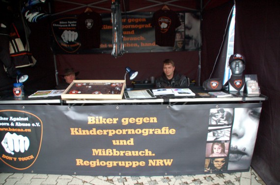 Pressesprecher Thomas (links) und Zombi. Immer auf Achse!