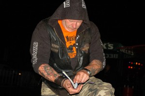 Mal eben auf der Party einige Pics und Notizen machen, ist ja wohl kein ding!