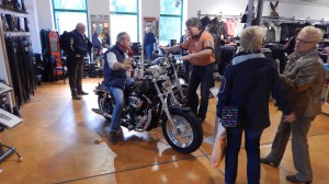 Die Mitarbeiter hatten alle Hände voll zu tun.