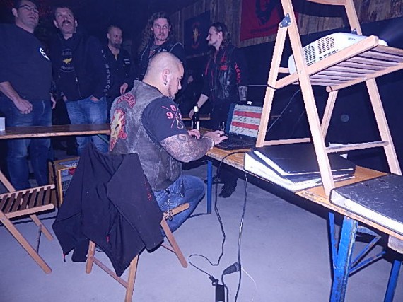 Die dicken Armen hat er aber nicht vom Tippen!