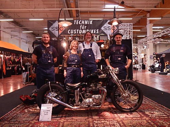 Gruppenbild mit Dame! SS Cycle aus Bayern.