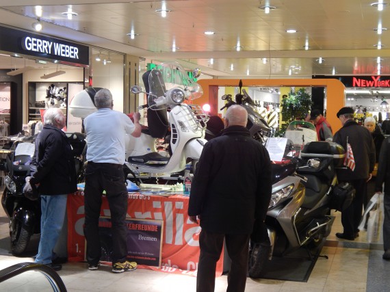 Wieso putzt er das Teil? Schrauben kann ich nachvollziehen!