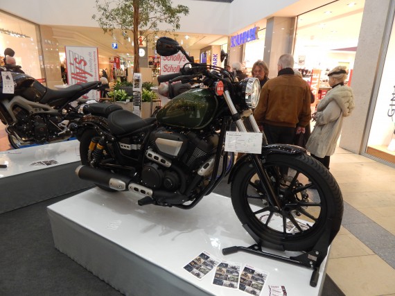 Die Yamaha XV 950 am Stand von Schollys. Mir gefällt der Hobel!