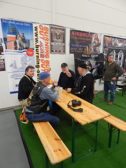 Wolle ( hinten rechts ) im Talk. Wie immer!