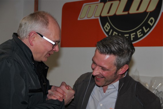 Oliver ( re. ) nimmt Glückwünsche entgegen!