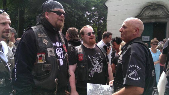 Zottel ( mit Kopftuch ) und Bro bei dem Screws MC.