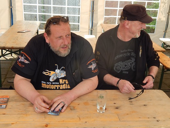 Man achte auf das leichte Grinsen bei Bernd (li.). Bei ihm schon fast eine Ekstase!