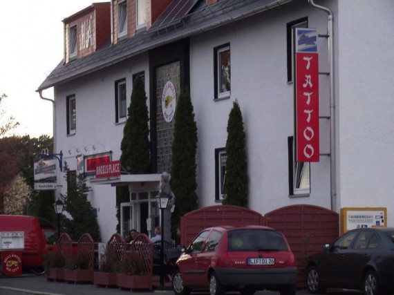 Am und im Klubhaus findet der Tag der offenen tür statt.