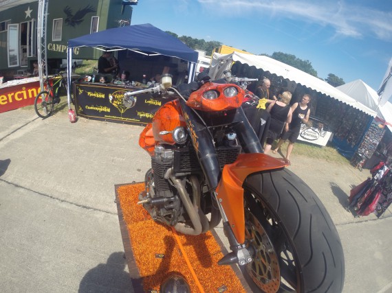 Gute Idee. Der Bock zog Leute an!