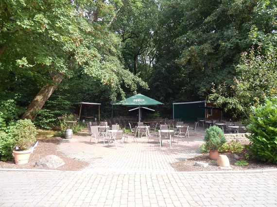 Der ideale Platz für größere Gruppen. Alles da: Bühne, Grill-Bude, usw. 