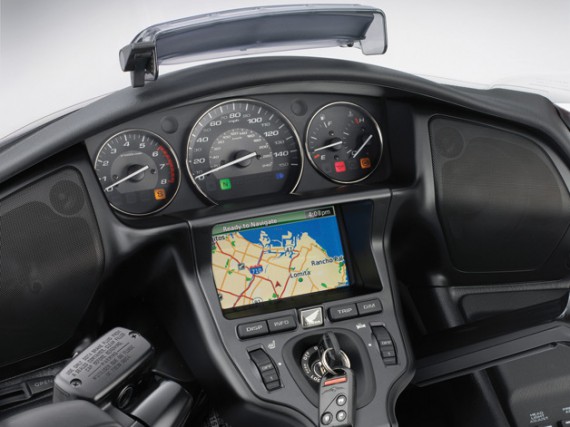 Das Cockpit erinnert mich eher an dieBrücke der Titanic!