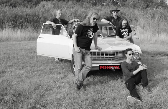 Mhowl haben ihre erste CD "Leben" an einem Weekend eingespielt. 