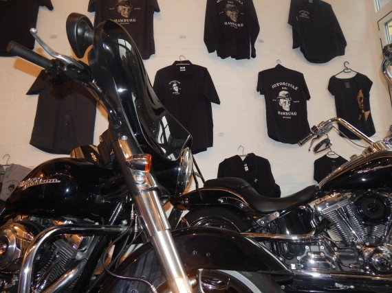 Neben der Choppervermietung, haben Marco und Kai noch das eigene Label "Motorcycle Mafia" im Angebot!