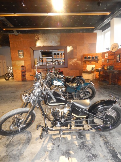 Der Showrrom hat was. Vorne zwei 50er, hinten eine bauartgleiche 125er!