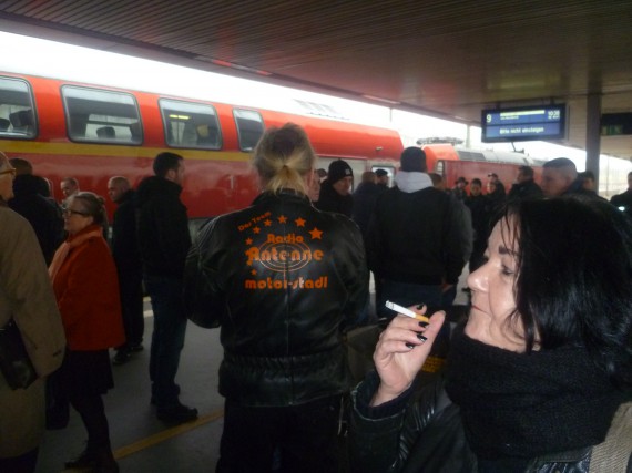 Nach dr Ankunft wurde geammelt. Erst einmal eine Kippe und auf die Ansage warten!