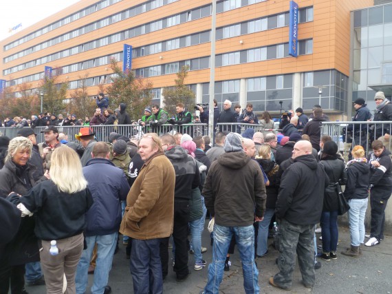 Die HOGESA braucht weitere Ordner, die sich spontan im Publikum fanden!