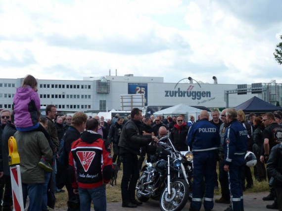 Zur tour war ordentlich was los. Auf den Platz kamen sie nicht!