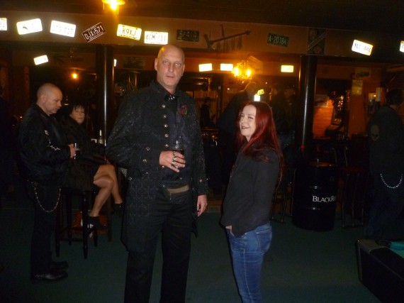 Gut sieht er aus. Nach 11 Jahren hat Chris aus Hamburg seine Karin klar gemacht!