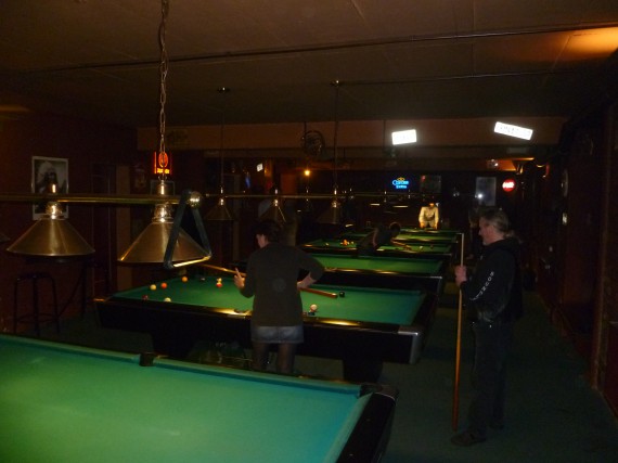 Im hinteren Bereich stehen etloiche große Billiard-Tisch. Montag ist Aktionstag! 
