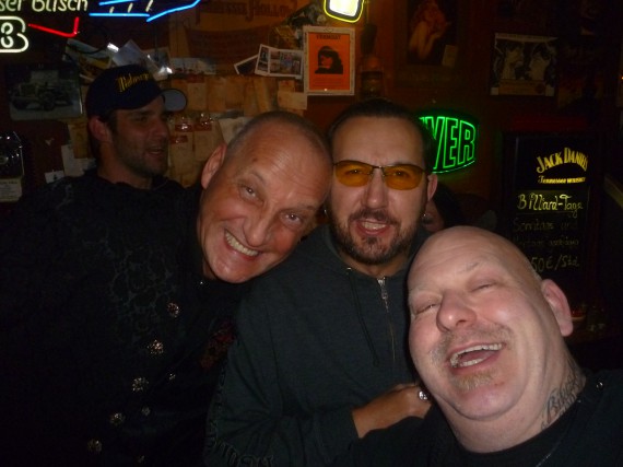 Gute Laune steckt an. Die drei von der Tankstelle hatten ihren Spaß!