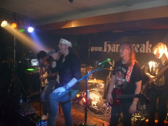 Hardbreak steigen ein. Die Band hat sich enorm verbessert prsäentiert!
