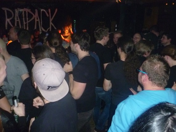 Als der Mob begann Pogo zu tanzen, wackelte die Wand!