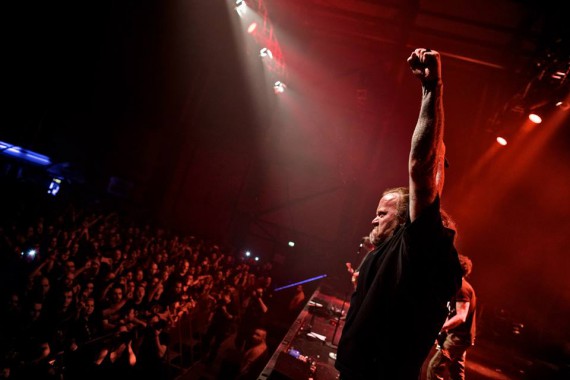 In darartigen Posen gefällt sich Kevin Russel sehr. Am Silvesterabend 2009 war von Stärke jedoch nichts zu spüren!