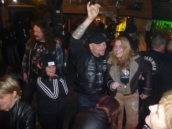 Ist das Brian Johnson? Nee, der sieht nicht so gut aus! Party läuft!
