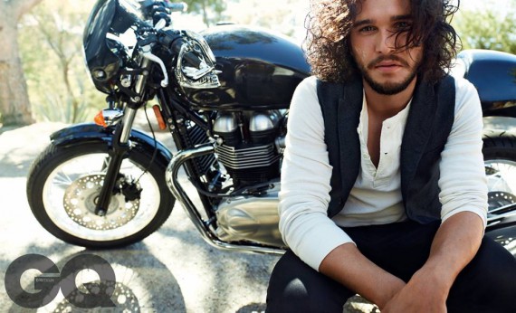 Game of Thrones Star Kit Harrington beim GQ-Shooting mit der Triumph Thruxton.