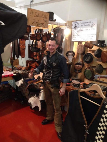 Wenn man so geile Leder-Parts macht, braucht man keinen tueren Messestand!