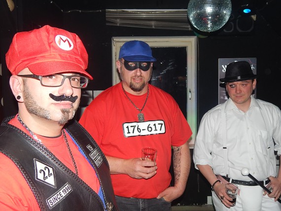 Zu den Motto-Abenden lassen sich die Männer immer etwas einfallen.