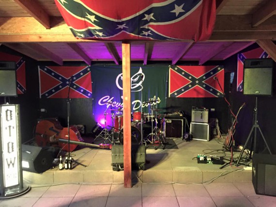 Die Bühne wurde stilecht dekoriert! Top!