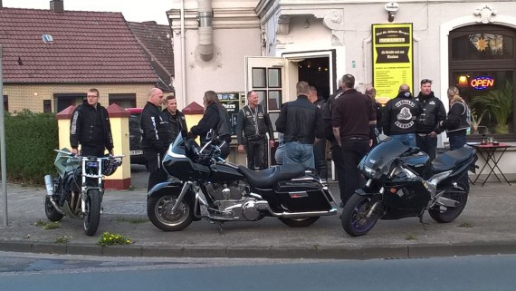 So muss das sein. Bikes & Biker. Fehlen noch die Babes!