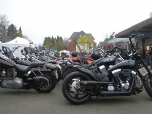 Bei meinem Eintreffen parkten bereits unzählige Bikes. Sehr gut!