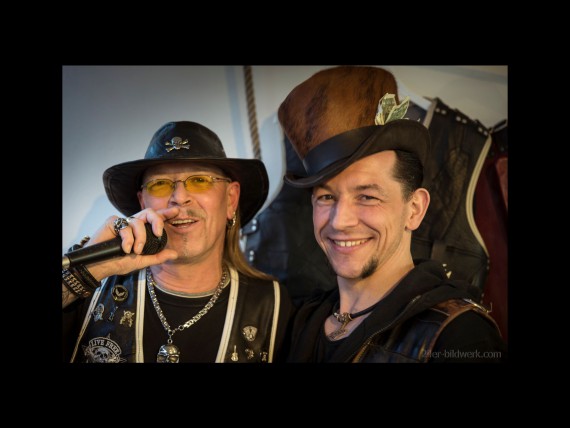 Nun ist Sir Leder Michel ( rechts ) auch offiziell auf St. Pauli angekommen.Wir gratulieren!