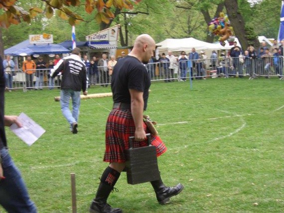 Dennis beim sogenannten Farmers-Walk während eines Wettbewerbs.