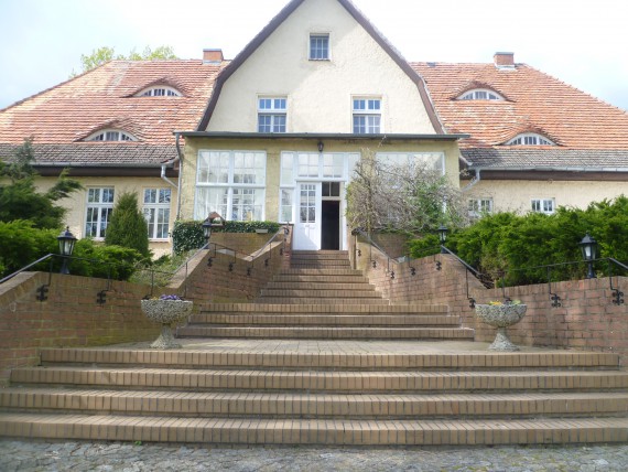 Ehrwürdig steht das Gutshaus in Alt Tellin. Ein Kattzensprung nach Usedom!