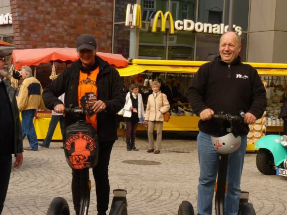 In der ersten biker-Meile nutzen auch das Magazin die Segways für eine Flyer-Aktion. Alle weg!