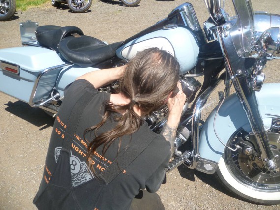 Letzter Handgriff. Gleich gehts los über die Dörfer.