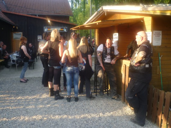 Open 19.00 Uhr. Die Borns hoffen auf einen Ansturm.