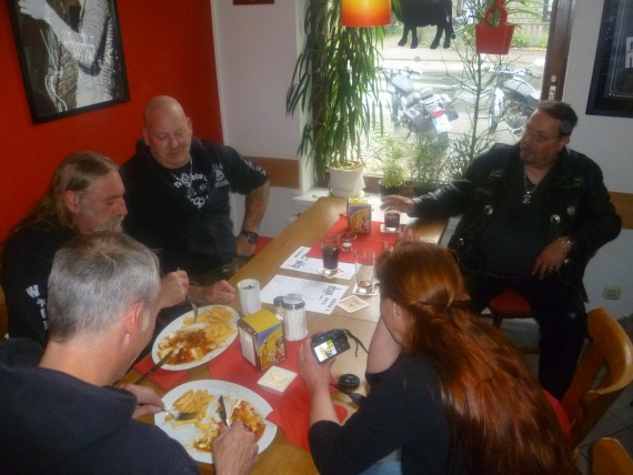 Currywurst mit selbst gemachter Sauce und Pommes war der Bringer an diesem Abend!