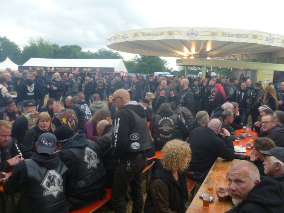Ich sag doch, es war ultra voll. Geiles Ambiente allethalben!