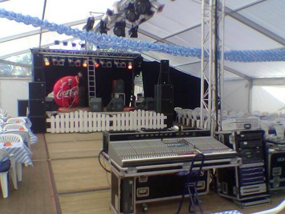 Bühne, Licht, FOH, usw. kosten schon mal locker über 1000 Euro. Betreuung exklusive!