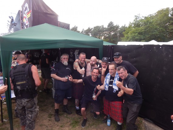 Die Limited Booze Boys genießen das Bad der menge!