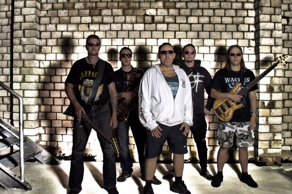 Die Band besteht aus: Olli (Gesang), Basti (Rhythmusgitarre), Carsten (Leadgitarre), Ritsch (Bass) und Chris (Drums).