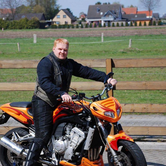 V-Max auf seinem geliebten Bike, auf dem er am 01. Augsut tödlich verunglückte.