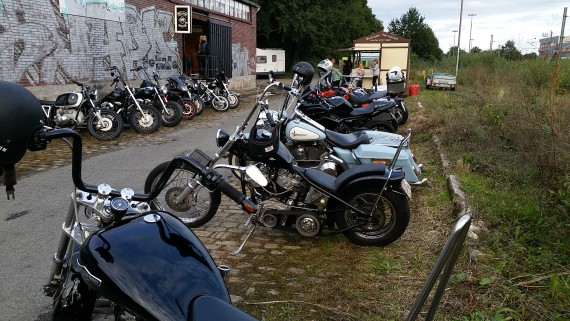 So muss das sein. Alte Architektur, viele Bikes,. Die Ansiedlung war aber auch kein Selbstläufer!