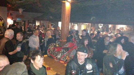 Das Klubhaus war rappelvoll, die Stimmung very relaxt.